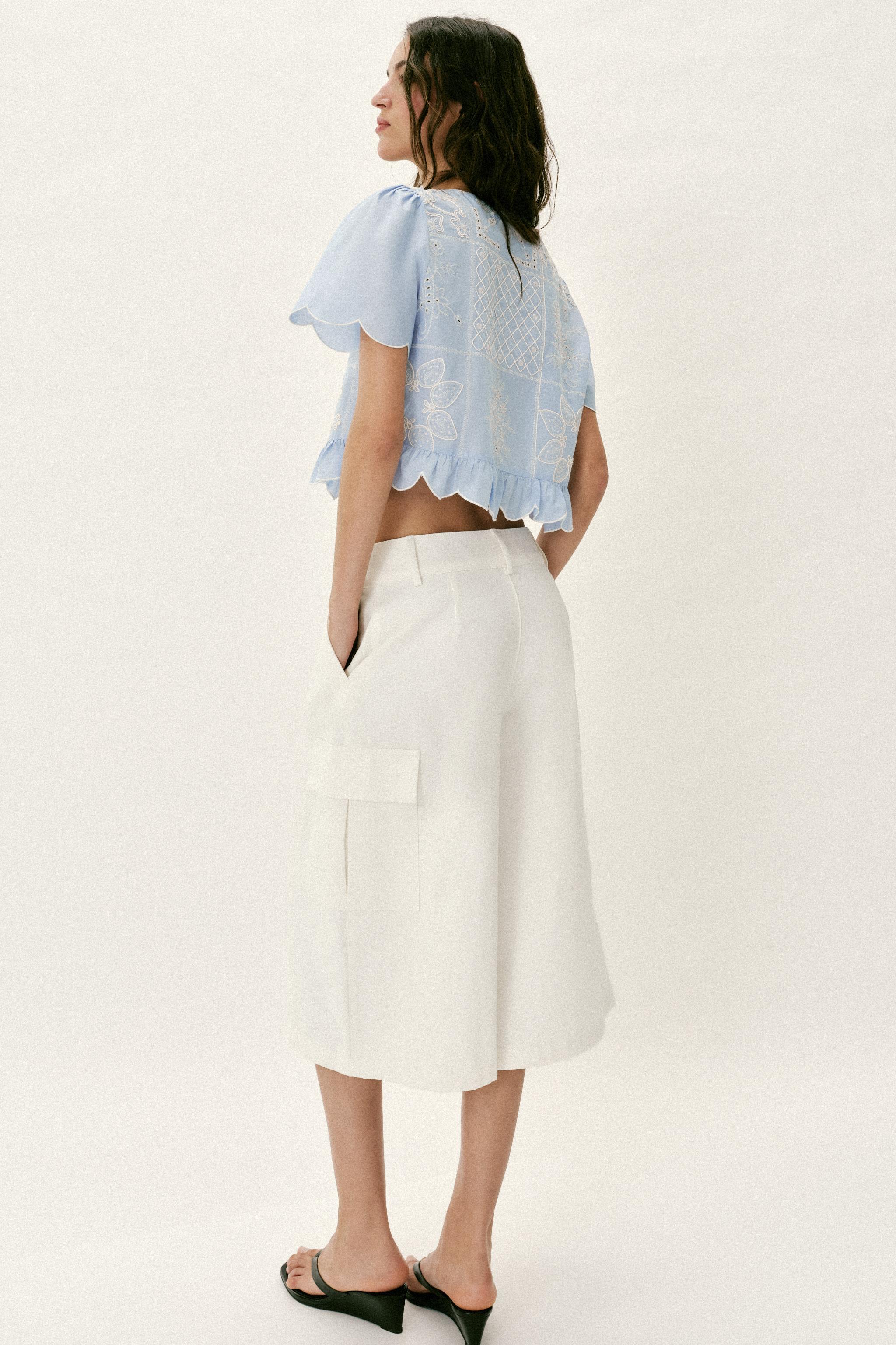 BLOUSE À LACETS ET BRODERIES PERFORÉES